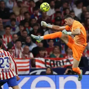 بطاقة حمراء مباشرة للاعب أتلتيكو مدريد أمام برشلونة في الدوري الإسباني